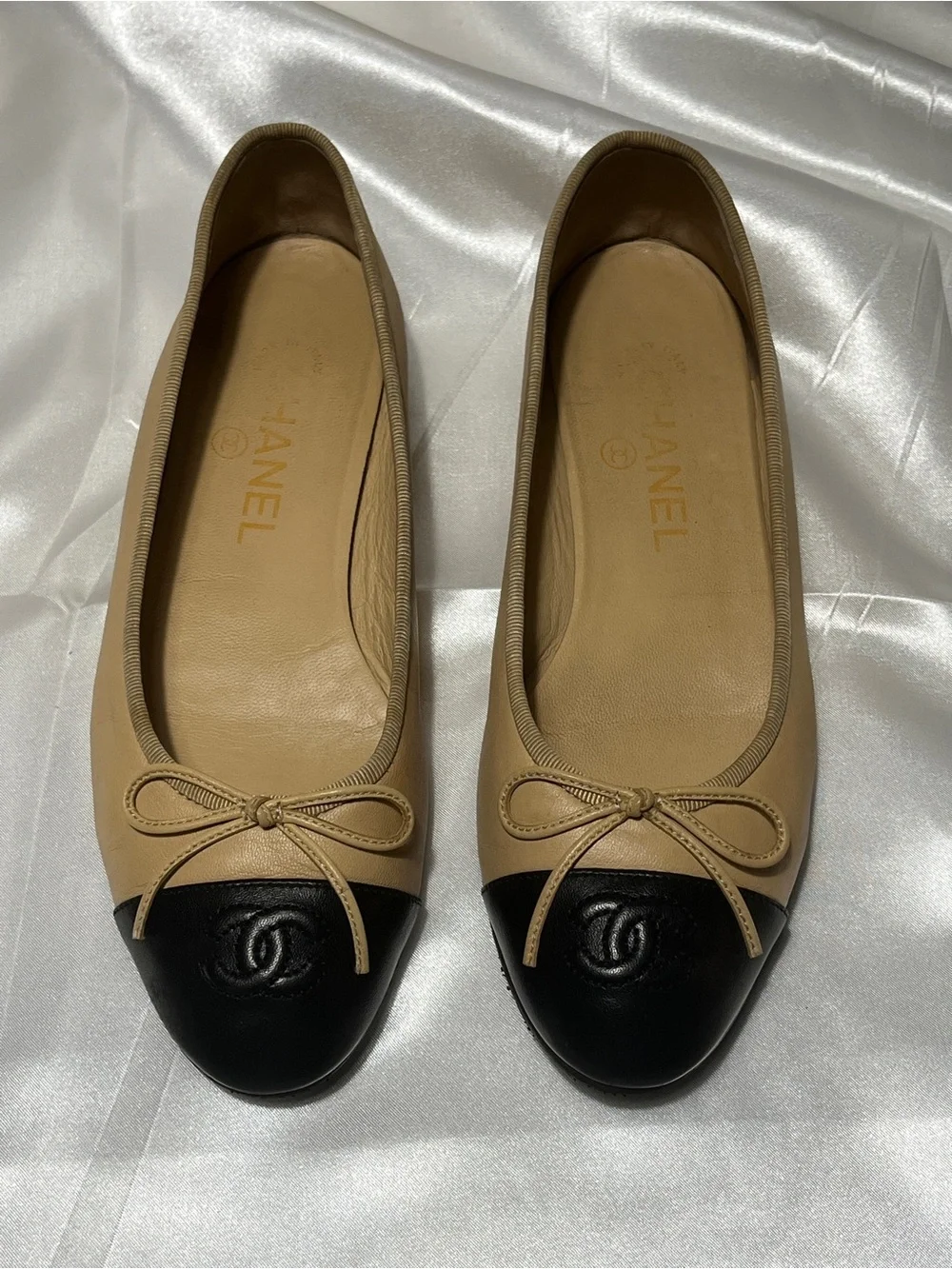CHANEL Two-Tone Beige and Black Leather Ballet Flats with Bow